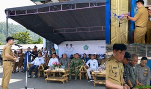 Bupati Michael Thungari bersama Forkopimda saat meninjau harga bapok di pasar towo’e dan resmikan kios pangan awu.