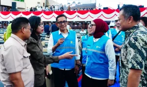 Direktur Distribusi PLN, Arsyadany G. Akmalaputri (kedua dari kanan) didampingi oleh General Manager PLN Unit Induk Distribusi Jakarta Raya, Moch. Andy Adchaminoerdin (ketiga dari kiri) saat melakukan inspeksi sistem kelistrikan di kawasan Gedung DPR/MPR RI, Jakarta, pada Kamis (13/8/2026). Foto: doc. PLN