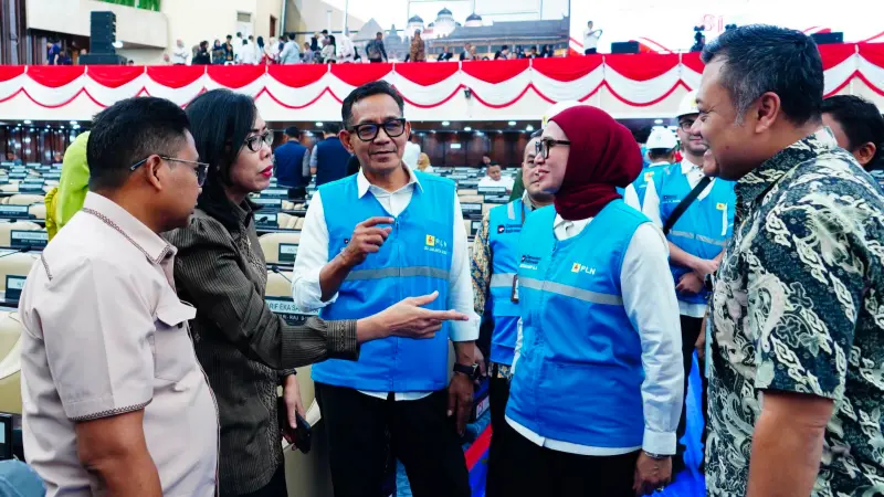 Direktur Distribusi PLN, Arsyadany G. Akmalaputri (kedua dari kanan) didampingi oleh General Manager PLN Unit Induk Distribusi Jakarta Raya, Moch. Andy Adchaminoerdin (ketiga dari kiri) saat melakukan inspeksi sistem kelistrikan di kawasan Gedung DPR/MPR RI, Jakarta, pada Kamis (13/8/2026). Foto: doc. PLN