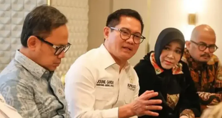 Sekretaris APKASI Joune Ganda menyampaikan pendapatnya dalam RDP bersama DPR RI.(foto: Dok. Diskominfo Minut)