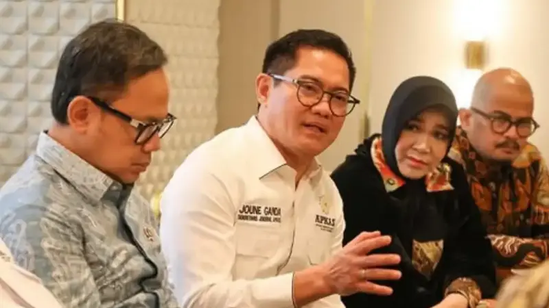 Sekretaris APKASI Joune Ganda menyampaikan pendapatnya dalam RDP bersama DPR RI.(foto: Dok. Diskominfo Minut)