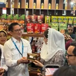 Bupati Minut sekaligus Sekjend APKASI, Joune Ganda menyambut kedatangan Wakil Menteri Dalam Negeri Bima Arya, Wakil Menteri Perdagangan Dyah Roro Esti Widya Putri, para duta besar negara sahabat, Ketua Umum APKASI Bursah Zarnubi yang mengunjungi stand Minahasa Utara.