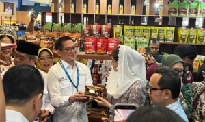Bupati Minut sekaligus Sekjend APKASI, Joune Ganda menyambut kedatangan Wakil Menteri Dalam Negeri Bima Arya, Wakil Menteri Perdagangan Dyah Roro Esti Widya Putri, para duta besar negara sahabat, Ketua Umum APKASI Bursah Zarnubi yang mengunjungi stand Minahasa Utara.