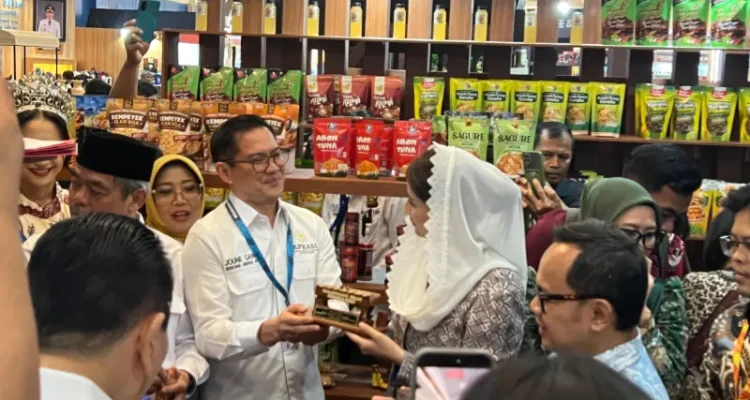 Bupati Minut sekaligus Sekjend APKASI, Joune Ganda menyambut kedatangan Wakil Menteri Dalam Negeri Bima Arya, Wakil Menteri Perdagangan Dyah Roro Esti Widya Putri, para duta besar negara sahabat, Ketua Umum APKASI Bursah Zarnubi yang mengunjungi stand Minahasa Utara.