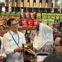 Bupati Minut sekaligus Sekjend APKASI, Joune Ganda menyambut kedatangan Wakil Menteri Dalam Negeri Bima Arya, Wakil Menteri Perdagangan Dyah Roro Esti Widya Putri, para duta besar negara sahabat, Ketua Umum APKASI Bursah Zarnubi yang mengunjungi stand Minahasa Utara.