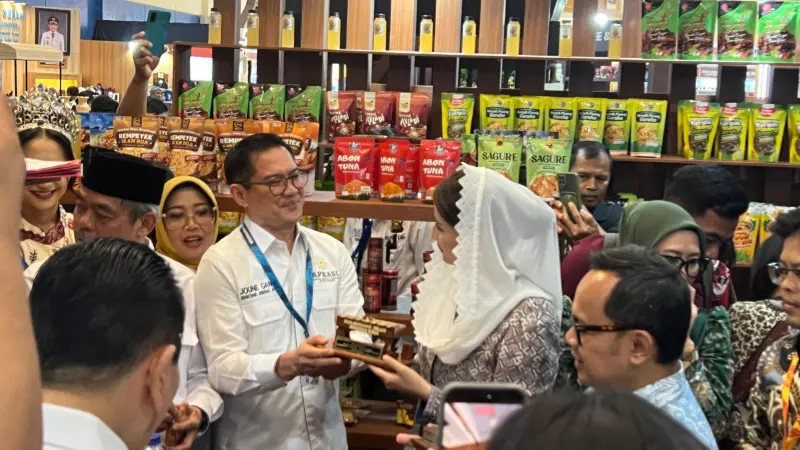Bupati Minut sekaligus Sekjend APKASI, Joune Ganda menyambut kedatangan Wakil Menteri Dalam Negeri Bima Arya, Wakil Menteri Perdagangan Dyah Roro Esti Widya Putri, para duta besar negara sahabat, Ketua Umum APKASI Bursah Zarnubi yang mengunjungi stand Minahasa Utara.