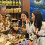 Ketua Dekranasda Minut, Rizya Ganda Davega mempromosikan potensi IKM Minut kepada sejumlah investor asal Korea pada ajang APKASI Otonomi Expo 2026 di Tanggerang.(foto: VivaSulut)