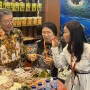 Ketua Dekranasda Minut, Rizya Ganda Davega mempromosikan potensi IKM Minut kepada sejumlah investor asal Korea pada ajang APKASI Otonomi Expo 2026 di Tanggerang.(foto: VivaSulut)