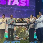 Pemukulan gong oleh Wamendagri Bima Arya didampingi Ketua Umum APKASI Bursah Zarnubi, Sekretaris Jenderal APKASI yang juga Bupati Minahasa Utara Joune Ganda dan sejumlah perwakilan duta besar negara sahabat, menandai dibukanya APKASI Otonomi Expo 2026, Kamis (27/8/2026).(foto: VivaSulut)