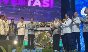 Pemukulan gong oleh Wamendagri Bima Arya didampingi Ketua Umum APKASI Bursah Zarnubi, Sekretaris Jenderal APKASI yang juga Bupati Minahasa Utara Joune Ganda dan sejumlah perwakilan duta besar negara sahabat, menandai dibukanya APKASI Otonomi Expo 2026, Kamis (27/8/2026).(foto: VivaSulut)