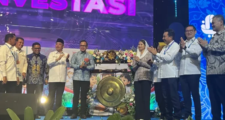 Pemukulan gong oleh Wamendagri Bima Arya didampingi Ketua Umum APKASI Bursah Zarnubi, Sekretaris Jenderal APKASI yang juga Bupati Minahasa Utara Joune Ganda dan sejumlah perwakilan duta besar negara sahabat, menandai dibukanya APKASI Otonomi Expo 2026, Kamis (27/8/2026).(foto: VivaSulut)