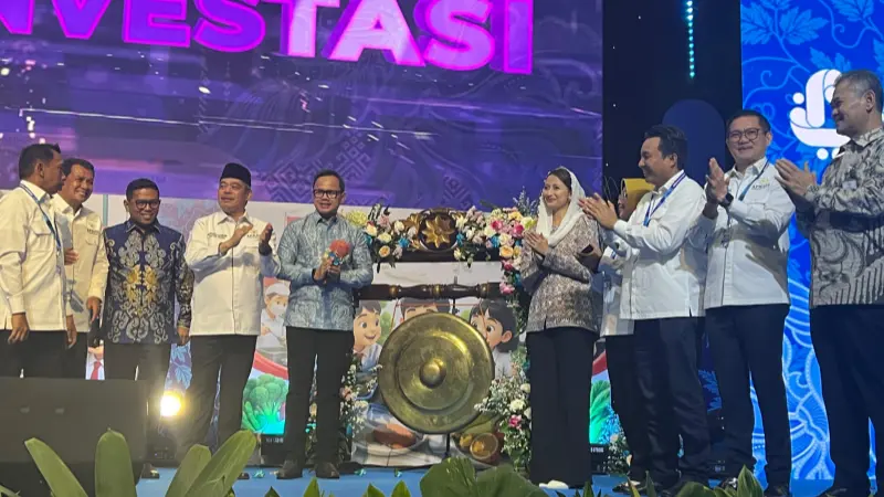 Pemukulan gong oleh Wamendagri Bima Arya didampingi Ketua Umum APKASI Bursah Zarnubi, Sekretaris Jenderal APKASI yang juga Bupati Minahasa Utara Joune Ganda dan sejumlah perwakilan duta besar negara sahabat, menandai dibukanya APKASI Otonomi Expo 2026, Kamis (27/8/2026).(foto: VivaSulut)