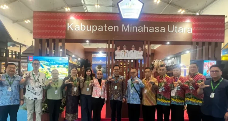 Sekjend APKASI sekaligus Bupati Minut Joune Ganda bersama pimpinan OPD Pemkab Minut, pada hari kedua pelaksanaan kegiatan APKASI Otonomi Expo 2026 di ICE BSD Tanggerang, Jumat (28/8/2026).(foto: VivaSulut)