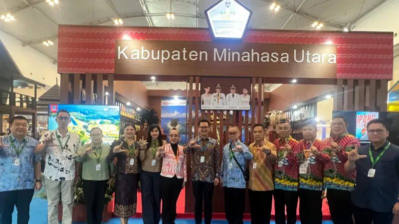 Sekjend APKASI sekaligus Bupati Minut Joune Ganda bersama pimpinan OPD Pemkab Minut, pada hari kedua pelaksanaan kegiatan APKASI Otonomi Expo 2026 di ICE BSD Tanggerang, Jumat (28/8/2026).(foto: VivaSulut)