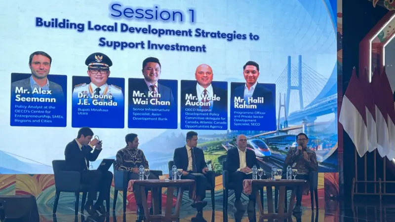 Bupati Minut DR Joune Ganda menjadi salah satu panelis dalam diskusi pada sesi Bulding Local Development Strategies to Support Investment pada APKASI Otonomi Expo 2026.(foto: VivaSulut)