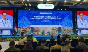 Sekjen APKASI Joune Ganda membuka Workshop Pengenalan dan Simulasi E-Katalog Versi 6 yang digelar APKASI bekerja sama dengan LKPP, dalam rangkaian Apkasi Otonomi Expo (AOE) 2026, Jumat (28/8/2026).(foto: VivaSulut)
