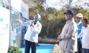 Presiden Republik Indonesia, Prabowo Subianto (ketiga dari kanan) didampingi Menteri ESDM, Bahlil Lahadalia (kanan), dan Direktur Utama PLN, Darmawan Prasodjo (kedua dari kanan) saat mendengarkan pemaparan walking gallery oleh Direktur Jenderal Energi Baru, Terbarukan, dan Konservasi Energi, Eniya Listiani Dewi (kiri) dalam acara Launching & Groundbreaking Program PLTS 100 GWp pada Selasa (25/8/2026) di Gilimanuk, Bali.(foto: dok. PLN) Presiden Republik Indonesia, Prabowo Subianto (ketiga dari kanan) didampingi Menteri ESDM, Bahlil Lahadalia (kanan), dan Direktur Utama PLN, Darmawan Prasodjo (kedua dari kanan) saat mendengarkan pemaparan walking gallery oleh Direktur Jenderal Energi Baru, Terbarukan, dan Konservasi Energi, Eniya Listiani Dewi (kiri) dalam acara Launching & Groundbreaking Program PLTS 100 GWp pada Selasa (25/8/2026) di Gilimanuk, Bali.(foto: dok. PLN)
