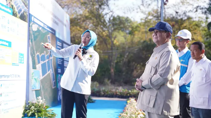 Presiden Republik Indonesia, Prabowo Subianto (ketiga dari kanan) didampingi Menteri ESDM, Bahlil Lahadalia (kanan), dan Direktur Utama PLN, Darmawan Prasodjo (kedua dari kanan) saat mendengarkan pemaparan walking gallery oleh Direktur Jenderal Energi Baru, Terbarukan, dan Konservasi Energi, Eniya Listiani Dewi (kiri) dalam acara Launching & Groundbreaking Program PLTS 100 GWp pada Selasa (25/8/2026) di Gilimanuk, Bali.(foto: dok. PLN)