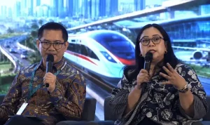 Bupati Minahasa Utara Joune Ganda (kiri) dan Public Infrastructure Finance PT SMI, Astri Gautama (Kanan).