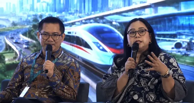 Bupati Minahasa Utara Joune Ganda (kiri) dan Public Infrastructure Finance PT SMI, Astri Gautama (Kanan).