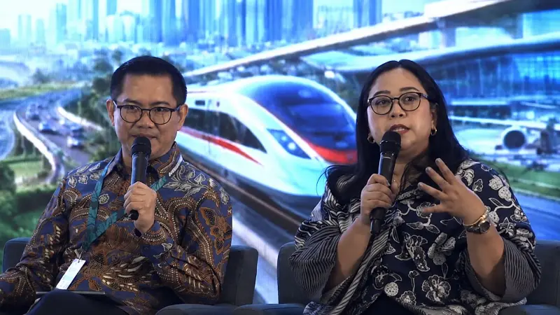 Bupati Minahasa Utara Joune Ganda (kiri) dan Public Infrastructure Finance PT SMI, Astri Gautama (Kanan).