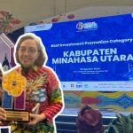 Bupati Minut Joune Ganda bersama Kepala Dinas Perindustrian Minut Agnes Tumangkeng sebagai penanggung jawab stand Minahasa Utara pada gelaran APKASI Otonomi Expo 2026, dengan bangga mengangkat tropi penghargaan untuk Minut.(foto: vivasulut)
