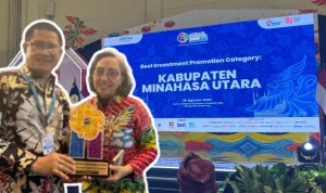 Bupati Minut Joune Ganda bersama Kepala Dinas Perindustrian Minut Agnes Tumangkeng sebagai penanggung jawab stand Minahasa Utara pada gelaran APKASI Otonomi Expo 2026, dengan bangga mengangkat tropi penghargaan untuk Minut.(foto: vivasulut)