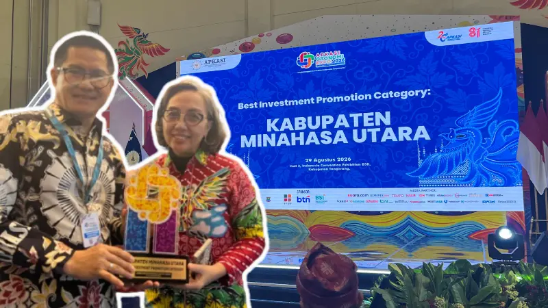 Bupati Minut Joune Ganda bersama Kepala Dinas Perindustrian Minut Agnes Tumangkeng sebagai penanggung jawab stand Minahasa Utara pada gelaran APKASI Otonomi Expo 2026, dengan bangga mengangkat tropi penghargaan untuk Minut.(foto: vivasulut)