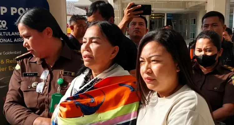 Vonny Panambunan tiba di Bandara Sam Ratulangi Manado, Senin (31/8/2026) setelah ditangkap di Timika terkait penanganan kasus pengadaan lahan RSUD Maria Walanda Maramis.