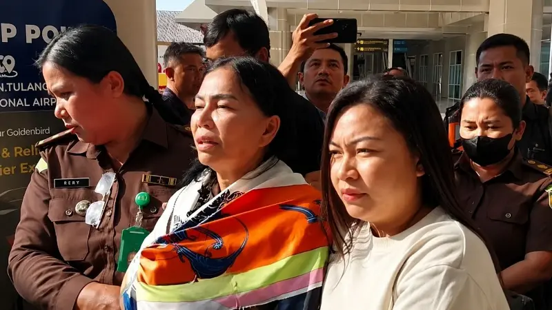 Vonny Panambunan tiba di Bandara Sam Ratulangi Manado, Senin (31/8/2026) setelah ditangkap di Timika terkait penanganan kasus pengadaan lahan RSUD Maria Walanda Maramis.