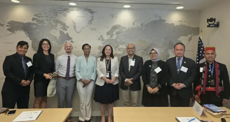 Ketua LAROMA, Iswan Sual (kanan) tampil memperkenalkan adat Malesung di Amerika Serikat.(foto: dok. LAROMA)