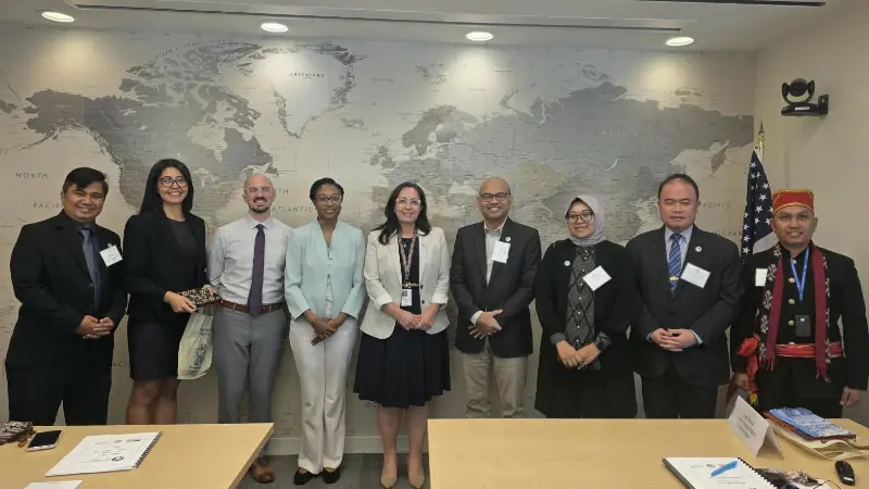 Ketua LAROMA, Iswan Sual (kanan) tampil memperkenalkan adat Malesung di Amerika Serikat.(foto: dok. LAROMA)