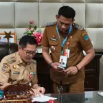 Kepala Dinas Pangan Minut Asriyadi Lalompoh melakukan koordinasi dengan Bupati Minut Joune Ganda terkait program SI PERINTIS MINUT.