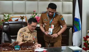 Kepala Dinas Pangan Minut Asriyadi Lalompoh melakukan koordinasi dengan Bupati Minut Joune Ganda terkait program SI PERINTIS MINUT. Kepala Dinas Pangan Minut Asriyadi Lalompoh melakukan koordinasi dengan Bupati Minut Joune Ganda terkait program SI PERINTIS MINUT.