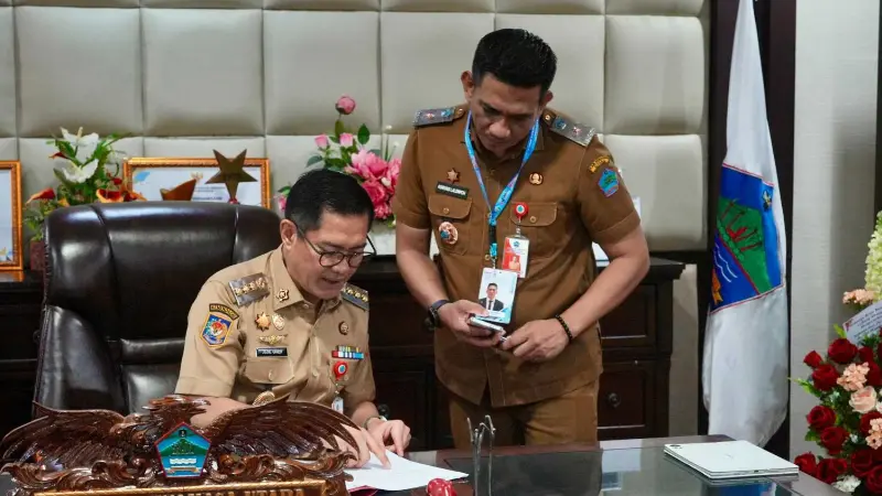 Kepala Dinas Pangan Minut Asriyadi Lalompoh melakukan koordinasi dengan Bupati Minut Joune Ganda terkait program SI PERINTIS MINUT.