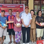 Kepala Dinas Perdagangan Minahasa Utara, Max Tapada di sela-sela pelaksanaan kegiatan pasar murah di Desa Lihunu.(Foto: dok. Dinas Perdagangan Minut)