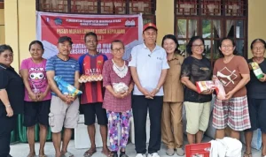 Kepala Dinas Perdagangan Minahasa Utara, Max Tapada di sela-sela pelaksanaan kegiatan pasar murah di Desa Lihunu.(Foto: dok. Dinas Perdagangan Minut)