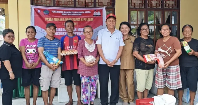 Kepala Dinas Perdagangan Minahasa Utara, Max Tapada di sela-sela pelaksanaan kegiatan pasar murah di Desa Lihunu.(Foto: dok. Dinas Perdagangan Minut)