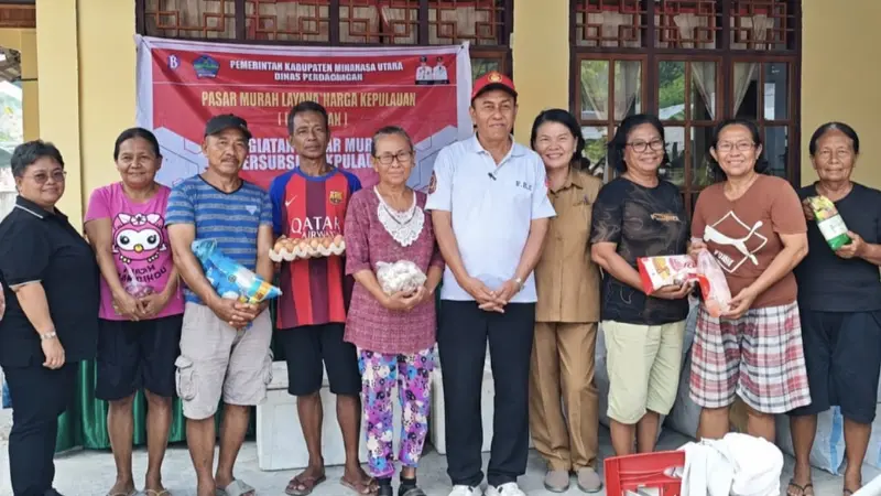 Kepala Dinas Perdagangan Minahasa Utara, Max Tapada di sela-sela pelaksanaan kegiatan pasar murah di Desa Lihunu.(Foto: dok. Dinas Perdagangan Minut)
