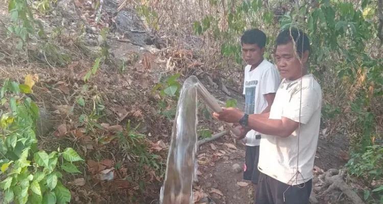 Masyarakat Desa Libas kini kembali bisa mengakses air bersih usai Pemkab Minut memperbaiki pipa penyaluran air warga yang rusak akibat kebakaran.(Foto: dok. Pemdes Libas)