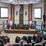 Gubernur Sulut Yulius Selvanus menghadiri Rapat Paripurna DPRD Provinsi Sulawesi Utara, Senin (19/10/2026).(Foto: dok. Kominfo Sulut)