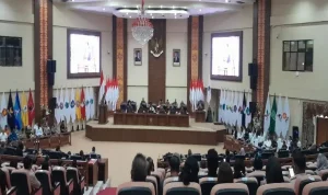 Gubernur Sulut Yulius Selvanus menghadiri Rapat Paripurna DPRD Provinsi Sulawesi Utara, Senin (19/10/2026).(Foto: dok. Kominfo Sulut) Gubernur Sulut Yulius Selvanus menghadiri Rapat Paripurna DPRD Provinsi Sulawesi Utara, Senin (19/10/2026).(Foto: dok. Kominfo Sulut)