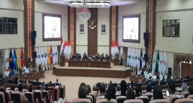 Gubernur Sulut Yulius Selvanus menghadiri Rapat Paripurna DPRD Provinsi Sulawesi Utara, Senin (19/10/2026).(Foto: dok. Kominfo Sulut)