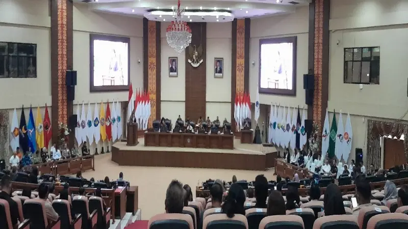 Gubernur Sulut Yulius Selvanus menghadiri Rapat Paripurna DPRD Provinsi Sulawesi Utara, Senin (19/10/2026).(Foto: dok. Kominfo Sulut)