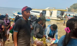 Kepala Dinas Perdagangan Minut, Maximilian Tapada memantau langsung jalannya pasar murah di Pulau Nain, Sabtu (10/10/2026).(Foto: dok. Diskominfo Minut)