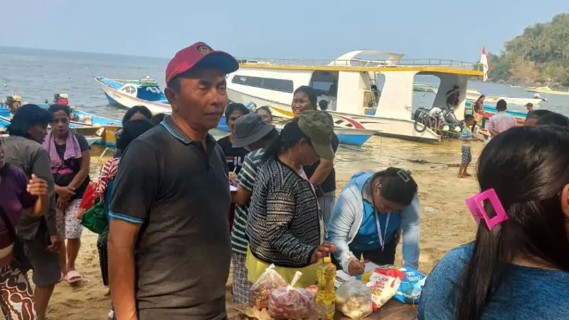 Kepala Dinas Perdagangan Minut, Maximilian Tapada memantau langsung jalannya pasar murah di Pulau Nain, Sabtu (10/10/2026).(Foto: dok. Diskominfo Minut)