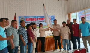 Pengurus KTNA Provinsi Sulut menyerahkan pataka kepada Ketua KTNA Minut, Nova Kumaseh.