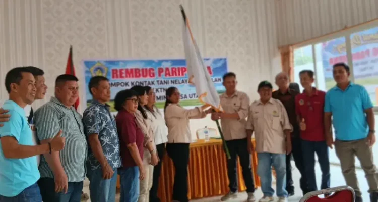 Pengurus KTNA Provinsi Sulut menyerahkan pataka kepada Ketua KTNA Minut, Nova Kumaseh.