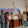 Pengurus KTNA Provinsi Sulut menyerahkan pataka kepada Ketua KTNA Minut, Nova Kumaseh.