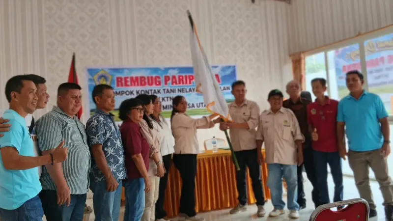 Pengurus KTNA Provinsi Sulut menyerahkan pataka kepada Ketua KTNA Minut, Nova Kumaseh.